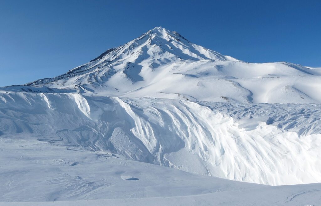 koryaksky volcano, kamchatka, winter-2790656.jpg